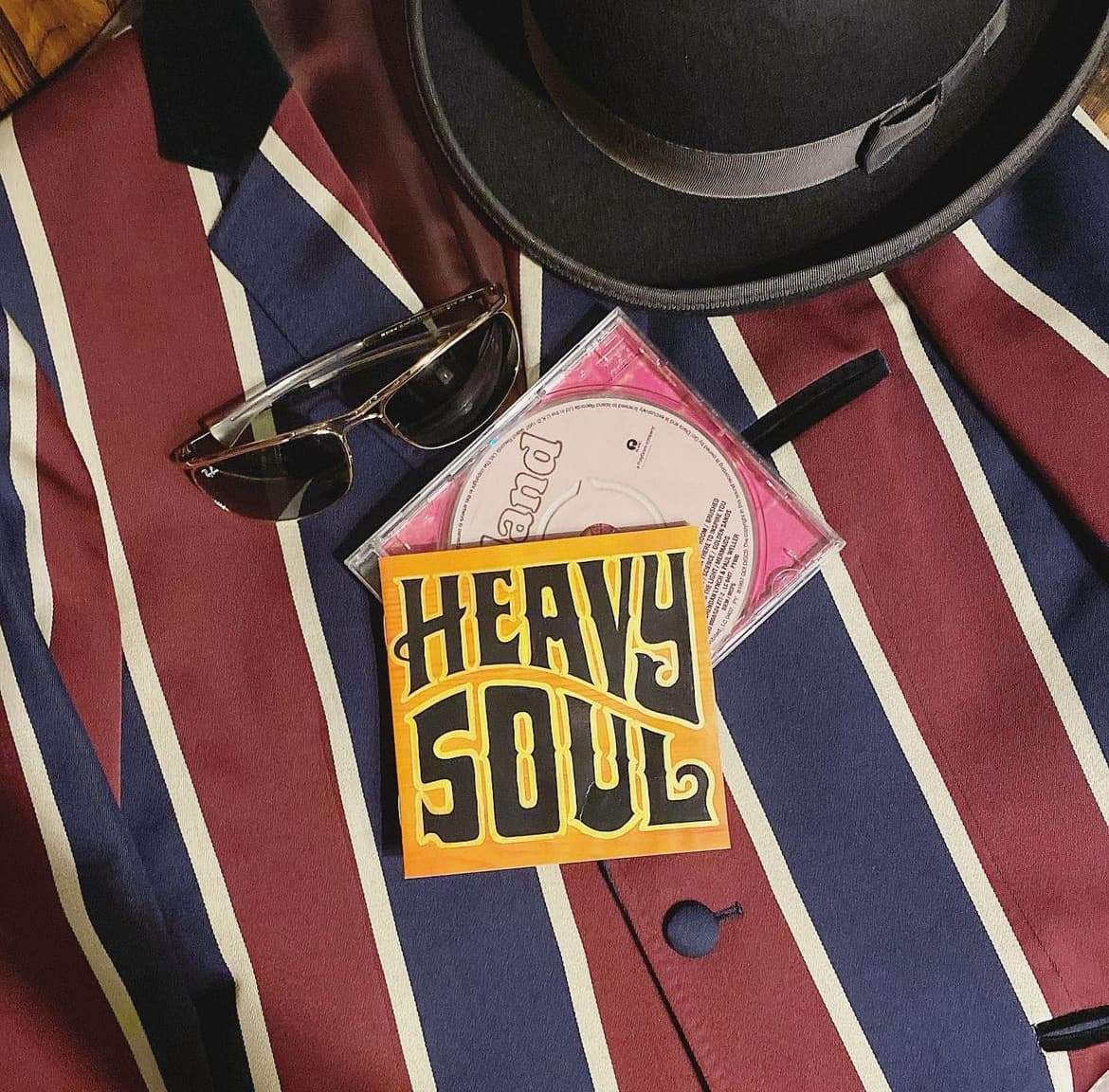 スクールジャケットとハットとサングラス